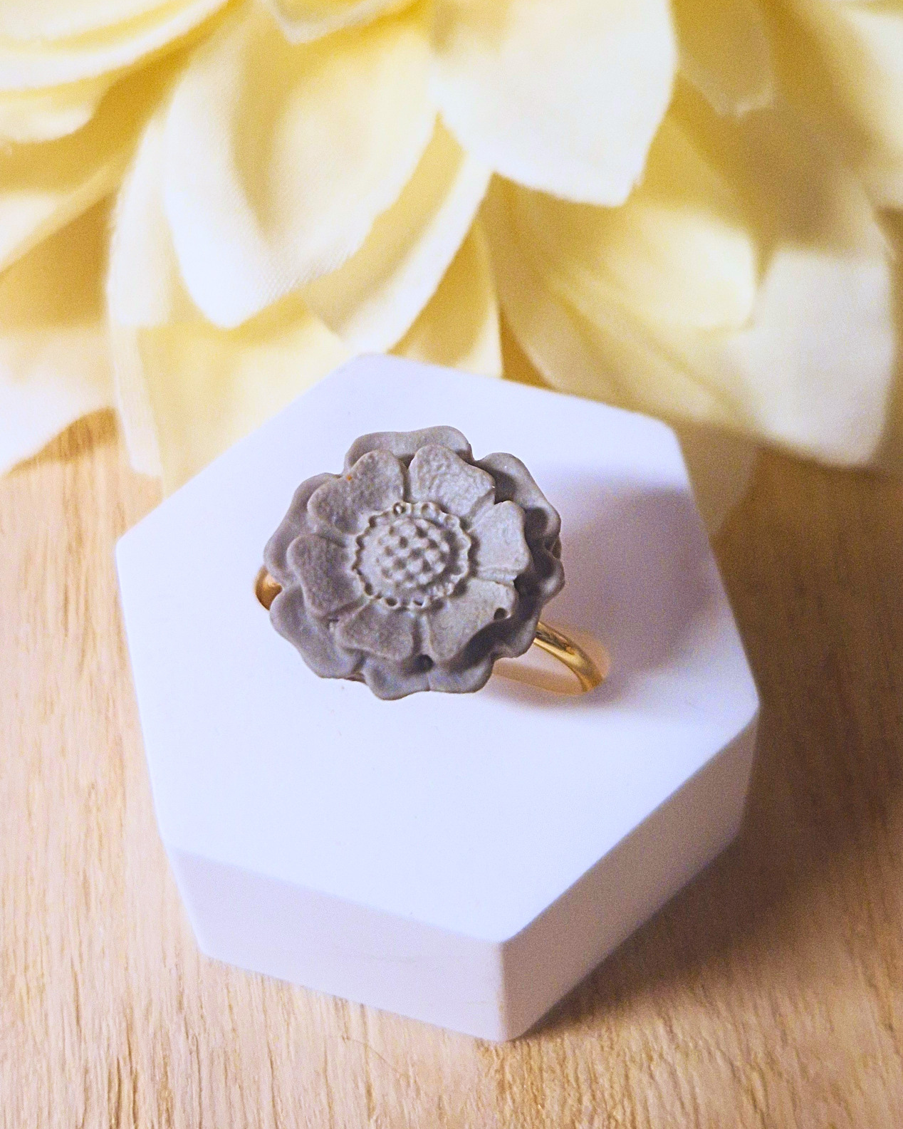 Bloom Ring · Greige (grey/beige)