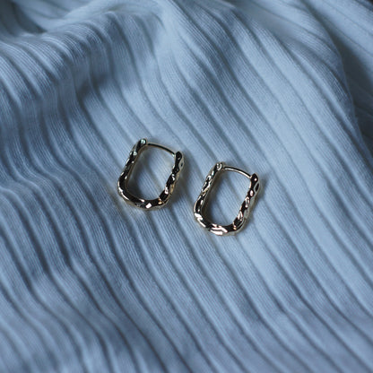 Bossed Creolen (Gold/Silber)