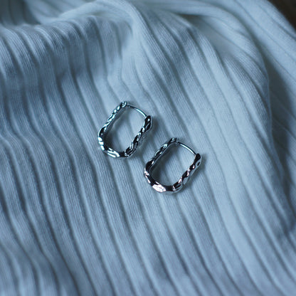 Bossed Creolen (Gold/Silber)