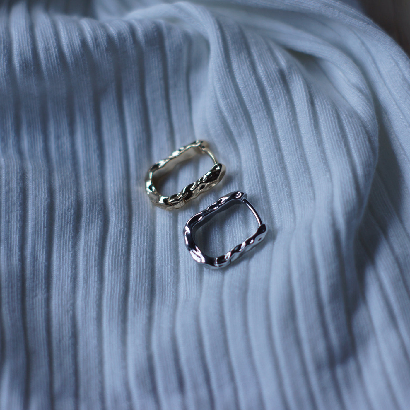 Bossed Creolen (Gold/Silber)