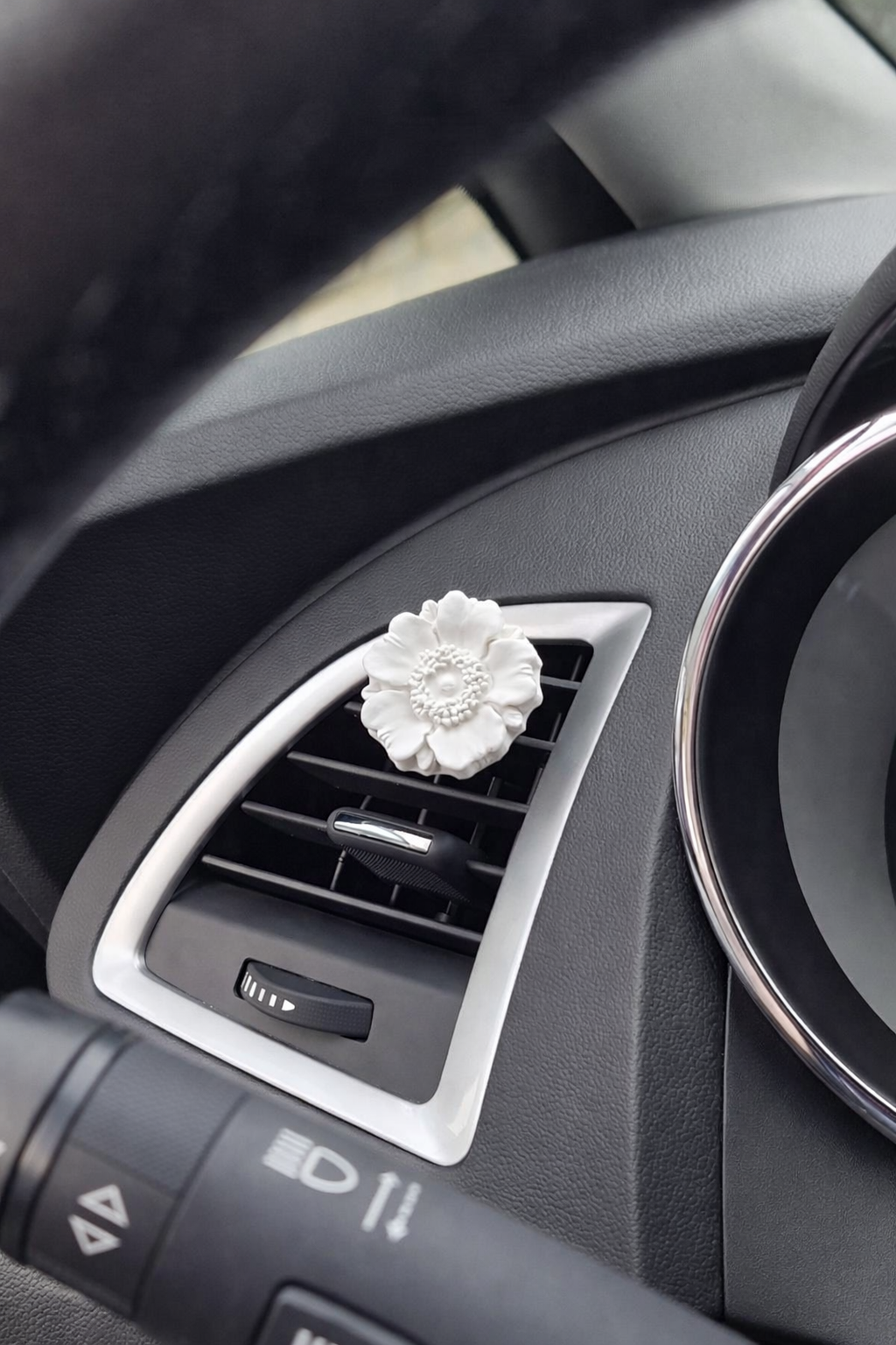 Car diffuser Poppy Flower White